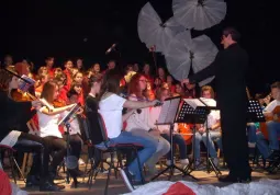 L'orchesta dell'indirizzo musicale delle scuole medie, diretta da Alberto Pignata, e il coro Cantallegrando della scuola primaria, diretto da Nadia Torino, durante il concerto di Natale del 23 dicembre scorso